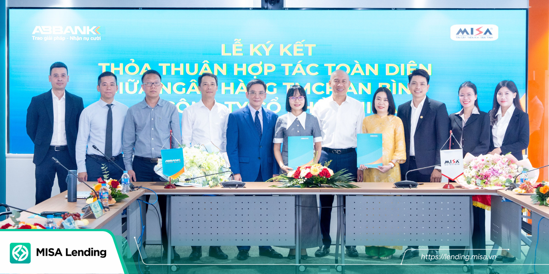 Bà Nguyễn Thị Ngoan – Giám đốc Tài chính MISA và Bà Nguyễn Thị Hương – Phó Tổng Giám đốc ABBank đại diện hai bên thực hiện ký kết.